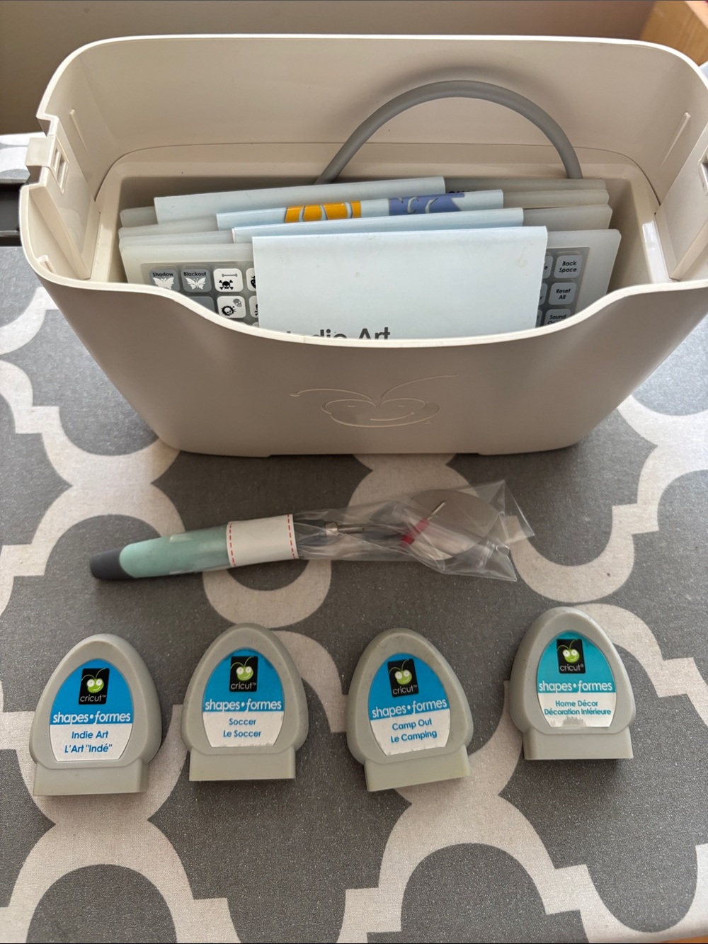 Cricut Personal Electronic Cutter with 5 cartidges. - Picture 9 of 13